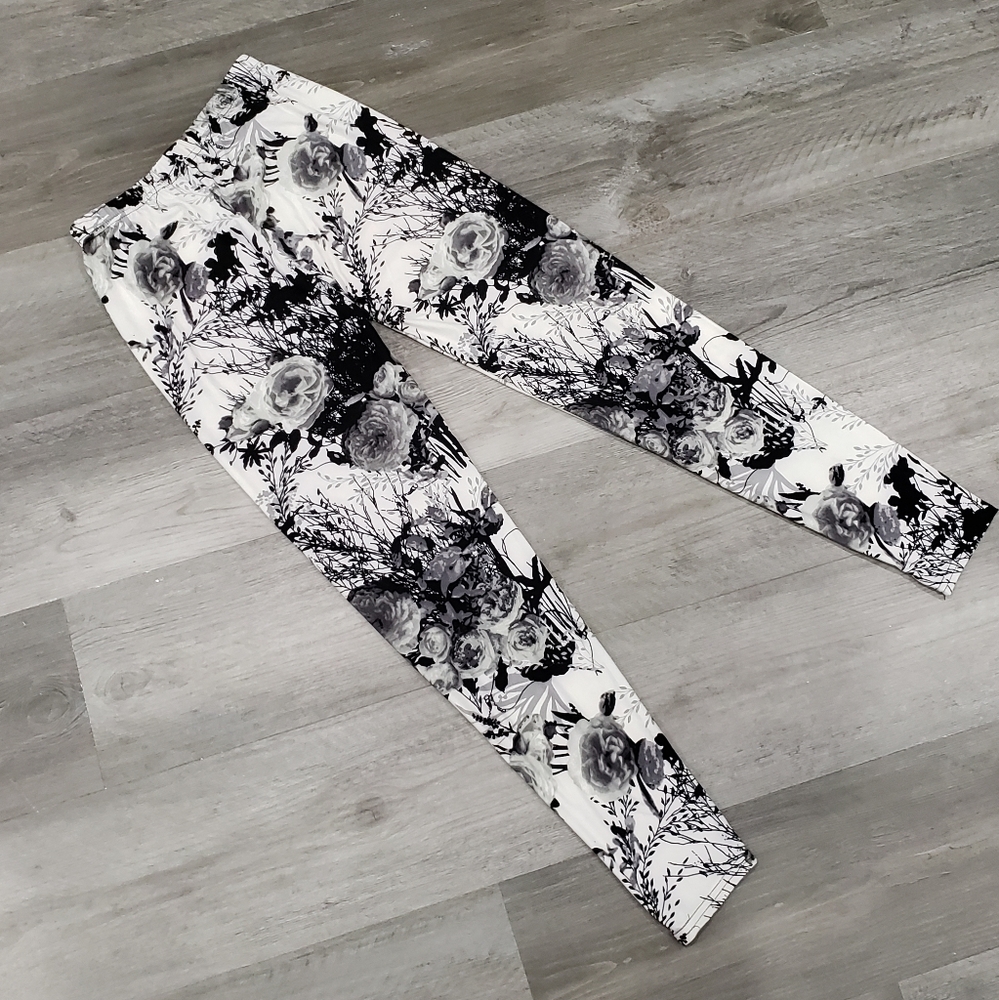 Butter-soft Infinity Raine patterned leggings - Picture 3 of 5